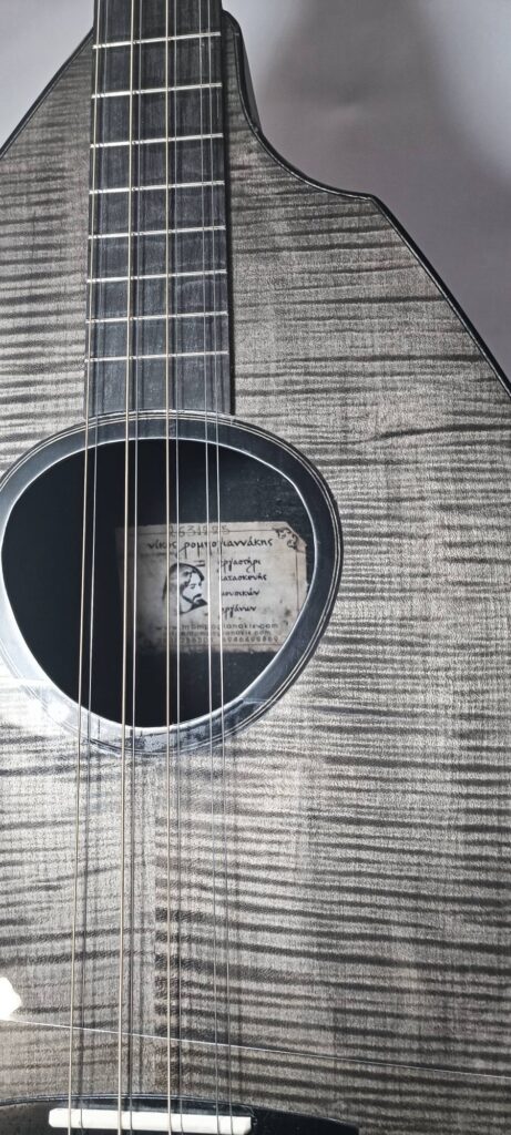 Κρητικό λαούτο κατασκευασμένο στο εργαστήριο
του οργανοποιού Νίκου Ρομπογιαννάκη στο Ηράκλειο Κρήτης.
Σκάφος από σγουρό ασφένδαμο (Curly Maple),
ταστιέρα από έβενο και κλειδιά Grover.